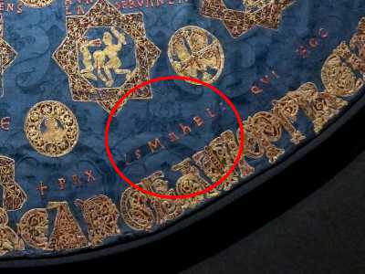 Il mantello, di seta azzurra con fili d�oro raffigurante le costellazioni, simboli cristiani e segni dello zodiaco, � ancora oggi conservata nel Museo Diocesano di Bamberga in Germania e riporta il nome di Ismaheli (foto di Allie Caulfield)